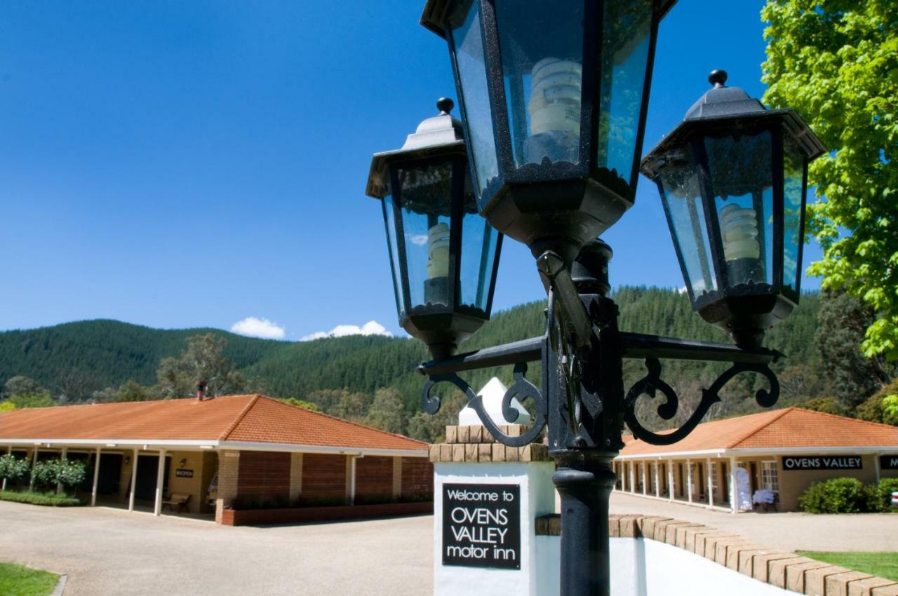 Ovens Valley Motor Inn Bright Buitenkant foto