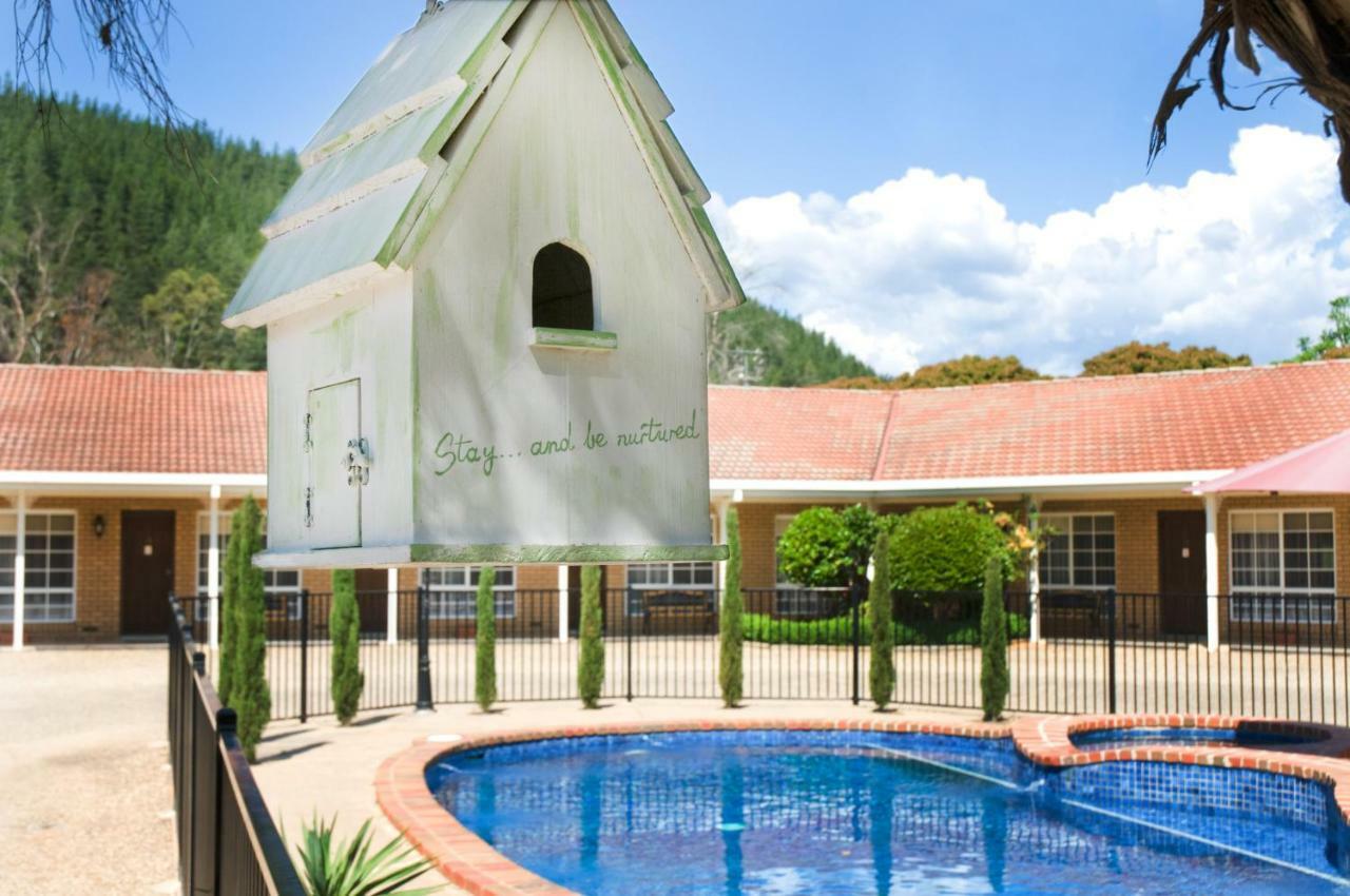Ovens Valley Motor Inn Bright Buitenkant foto